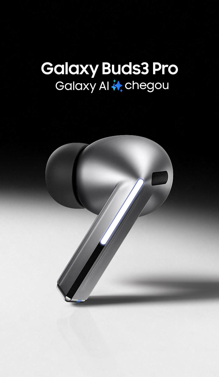 Um único fone na cor cinza Galaxy Buds3 Pro sobre plano de fundo gradiente preto e branco.