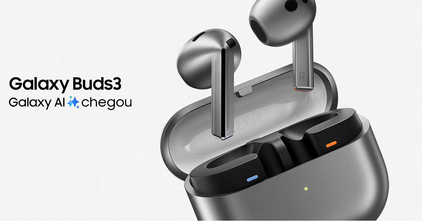 Um par de fones de ouvido Galaxy Buds3 cinzas pairando acima da caixa aberta que está inclinada para a esquerda.  Galaxy Buds3 em texto. O Galaxy AI chegou em texto.