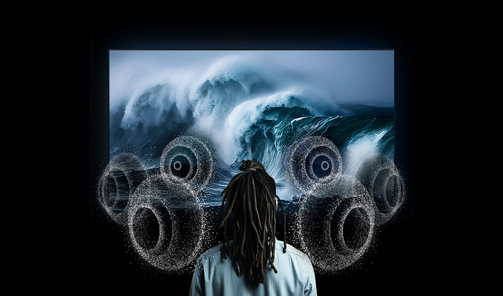 Um homem assistindo à TV que mostra três grandes ondas quebrando e voltando para o oceano. 6 anéis de alto-falante aparecem ao redor do homem.