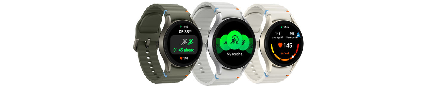 Três dispositivos Galaxy Watch7 com pulseiras diferentes estão alinhados, cada um exibindo recursos diferentes: Corrida com um texto '01:45 à frente', lista de exercícios e Zona de FC (frequência cardíaca) personalizada com um botão de modo de Bloqueio em Água.