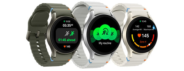 Três dispositivos Galaxy Watch7 com pulseiras diferentes estão alinhados, cada um exibindo recursos diferentes: Corrida com um texto '01:45 à frente', lista de exercícios e Zona de FC (frequência cardíaca) personalizada com um botão de modo de Bloqueio em Água.