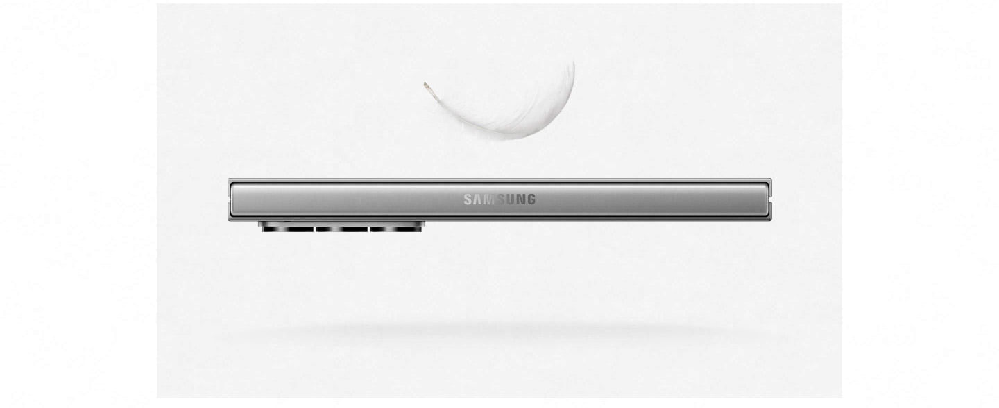 Um Galaxy Z Fold6 dobrado é mostrado horizontalmente. Um Galaxy Z Fold6 ligeiramente desdobrado é mostrado de lado em formato de V.Um Galaxy Z Fold6 desdobrado é mostrado, com a tela principal voltada para frente e para cima. 
