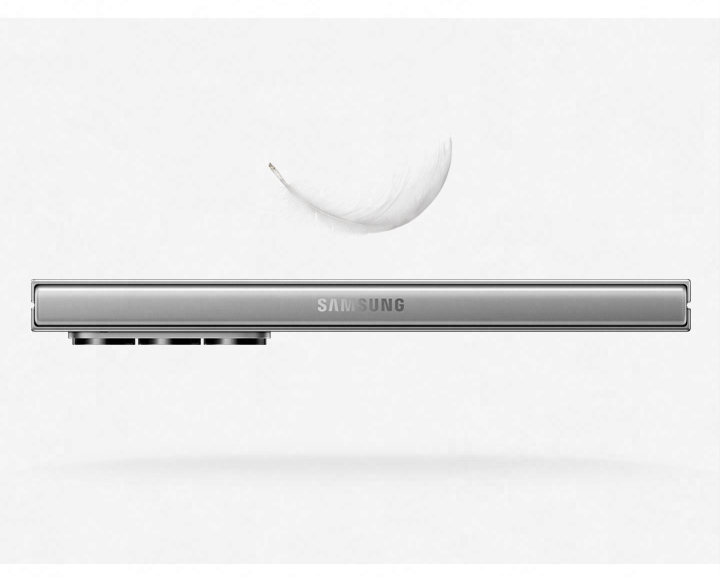 Um Galaxy Z Fold6 dobrado é mostrado horizontalmente. Um Galaxy Z Fold6 ligeiramente desdobrado é mostrado de lado em formato de V.Um Galaxy Z Fold6 desdobrado é mostrado, com a tela principal voltada para frente e para cima. 