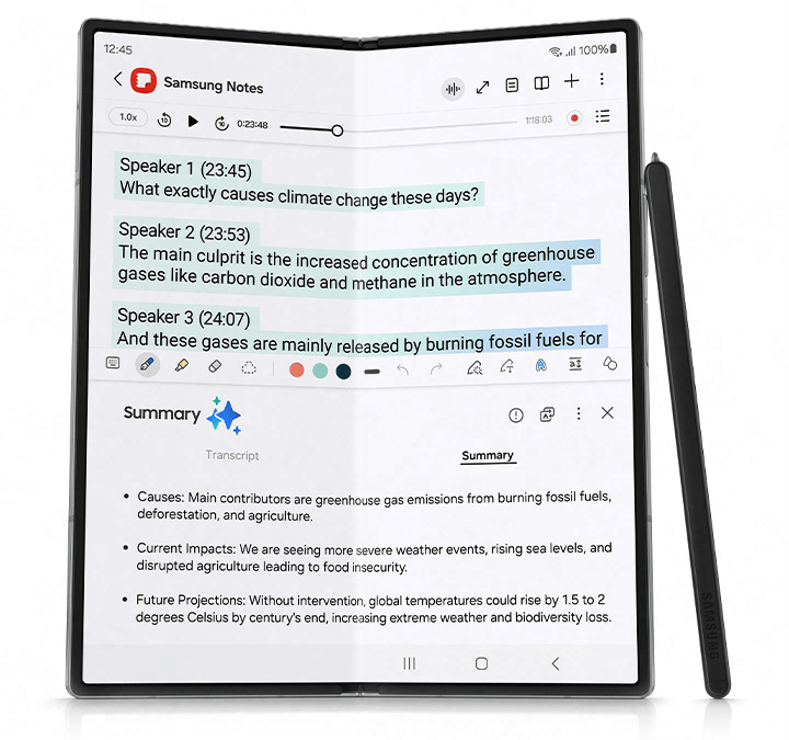 O botão de gravação de voz é tocado no aplicativo Samsung Notes. Com um pressionamento do botão Resumo, a transcrição é resumida. A gravação é convertida em texto quando o botão de conversão de fala em texto é pressionado. Ao tocar no botão Resumo, o aplicativo Samsung Notes produz um resumo da gravação.