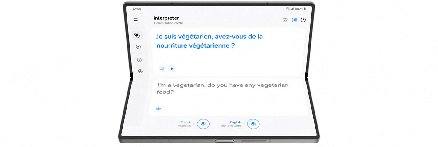 Uma conversa em dois idiomas é transcrita e traduzida em tempo real. Galaxy AI transcreve conversas em tempo real. As traduções de cada idioma aparecem como textos na tela. O botão de tela dupla ativa o aplicativo Intérprete na tela externa.