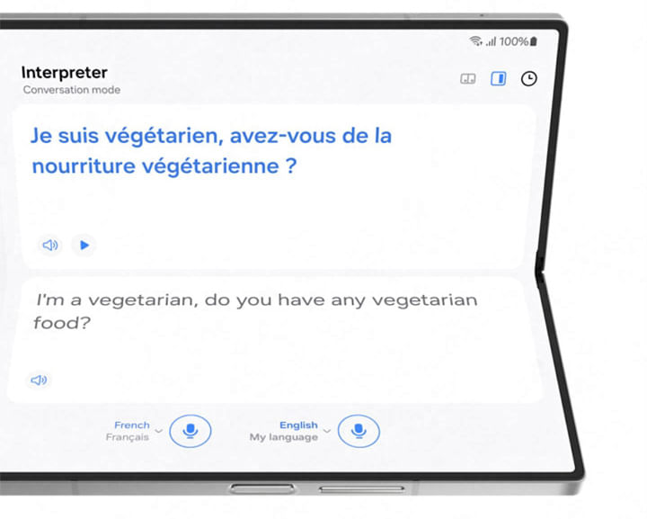 Uma conversa em dois idiomas é transcrita e traduzida em tempo real. Galaxy AI transcreve conversas em tempo real. As traduções de cada idioma aparecem como textos na tela. O botão de tela dupla ativa o aplicativo Intérprete na tela externa.